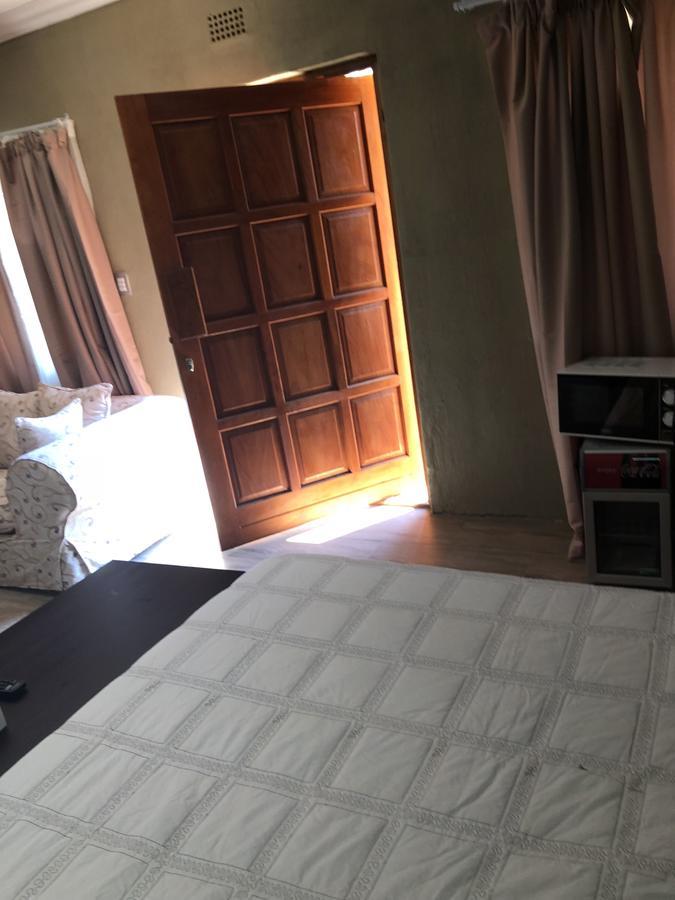 Khuvena Guesthouse 랜드버그 외부 사진